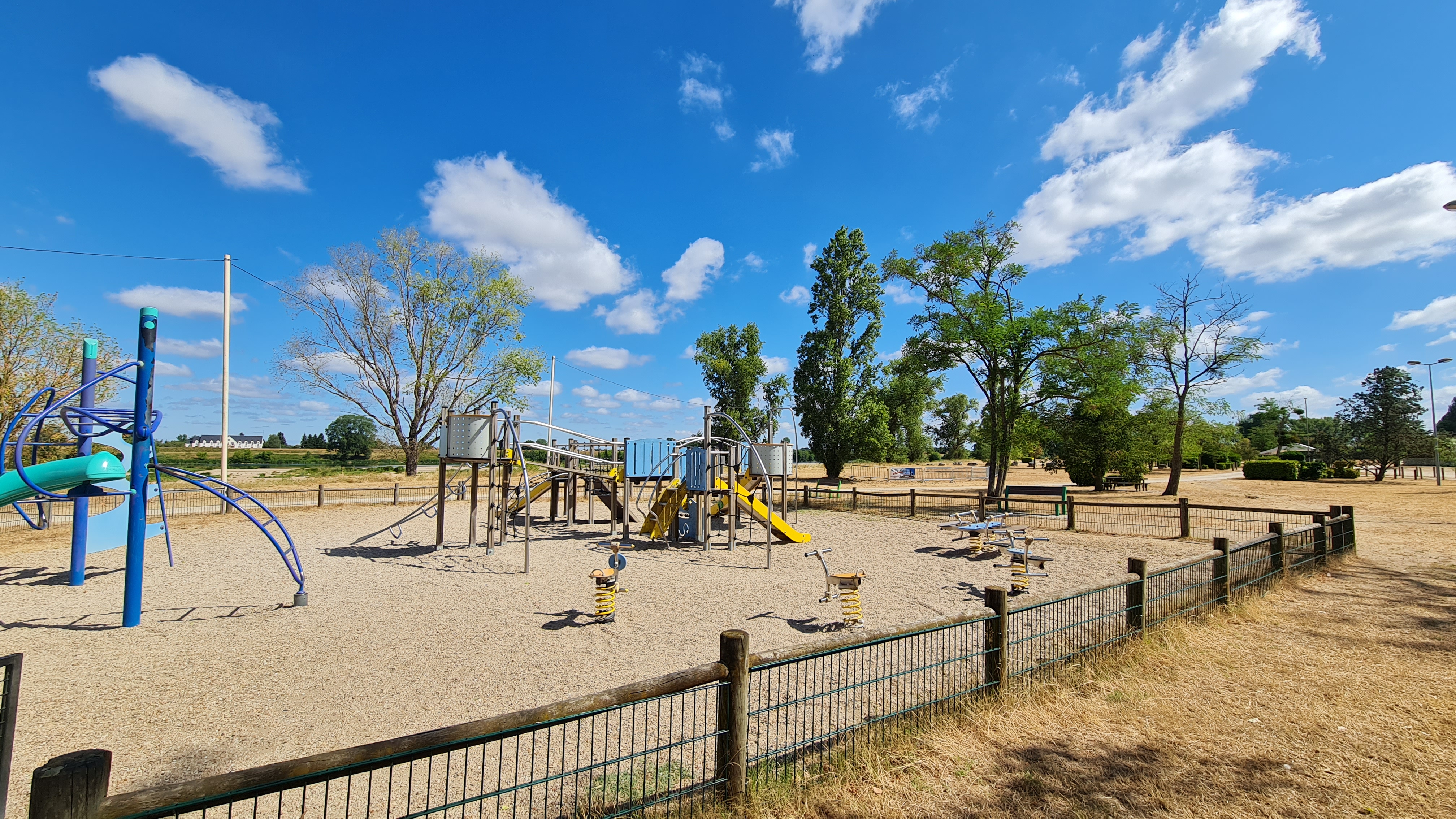 Aire de jeux Sully sur loire - Crédit photo : OTVDS
