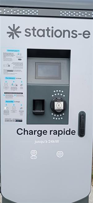 Borne de charge électrique pour véhicule Cinéma le Grand Club