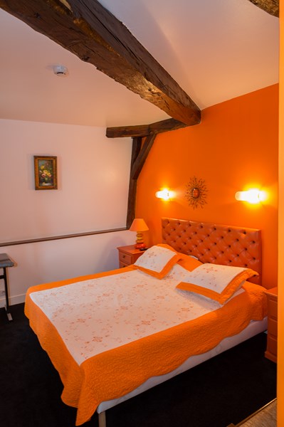 Hôtel Henri IV chambre orange - Crédit photo : (c) Hôtel Henri IV