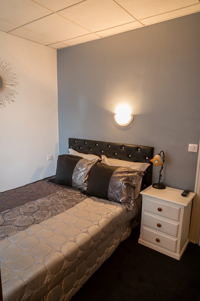 Hôtel Henri IV chambre taupe et gris - Crédit photo : (c) Hôtel Henri IV