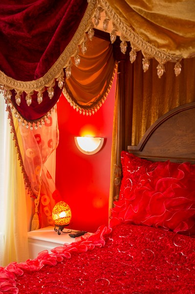 Hôtel Henri IV lit baldaquin rouge - Crédit photo : (c) Hôtel Henri IV