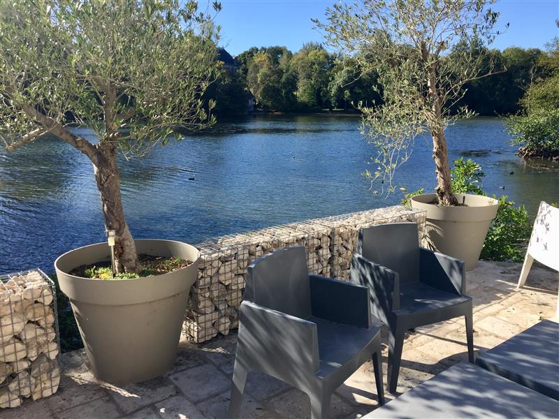 terrasse au bord de l'eau