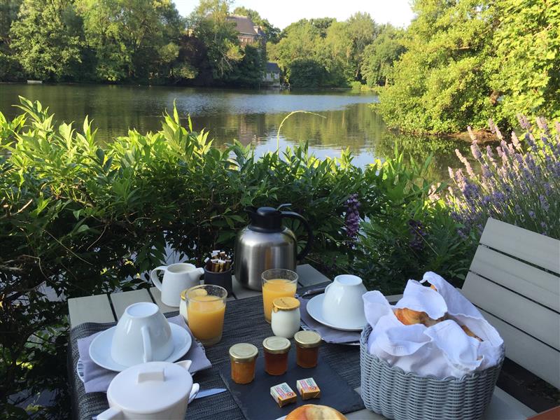 Petit dejeuner au bord de l'eau