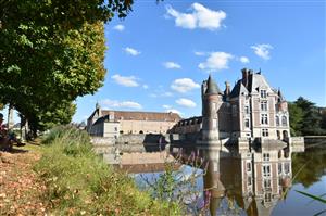 Balade en barque au château de la Bussière