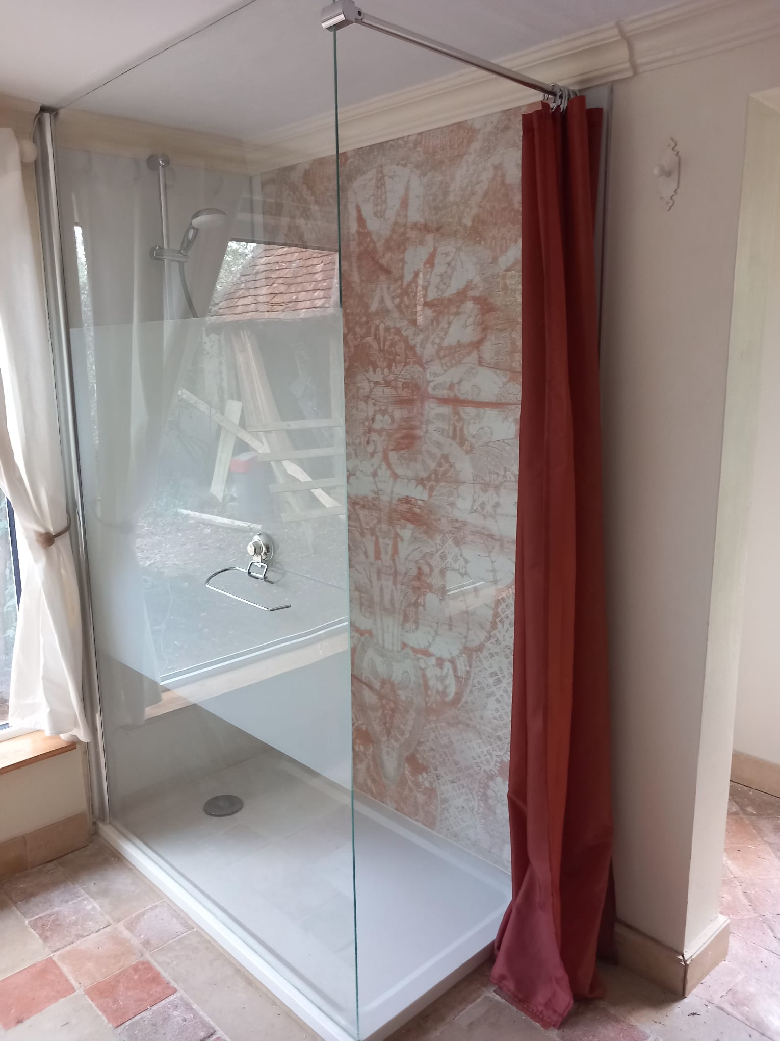 Maisonnette douche rideau - Crédit photo : Natacha Crnjanski