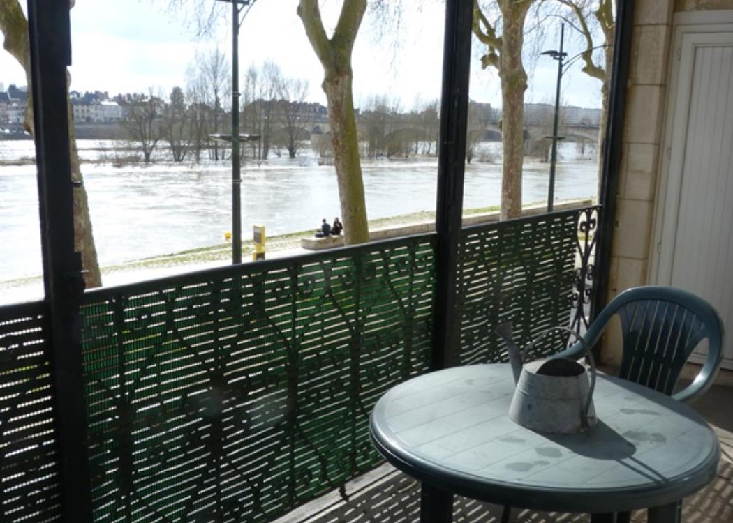 Balcon avec vue sur la Loire