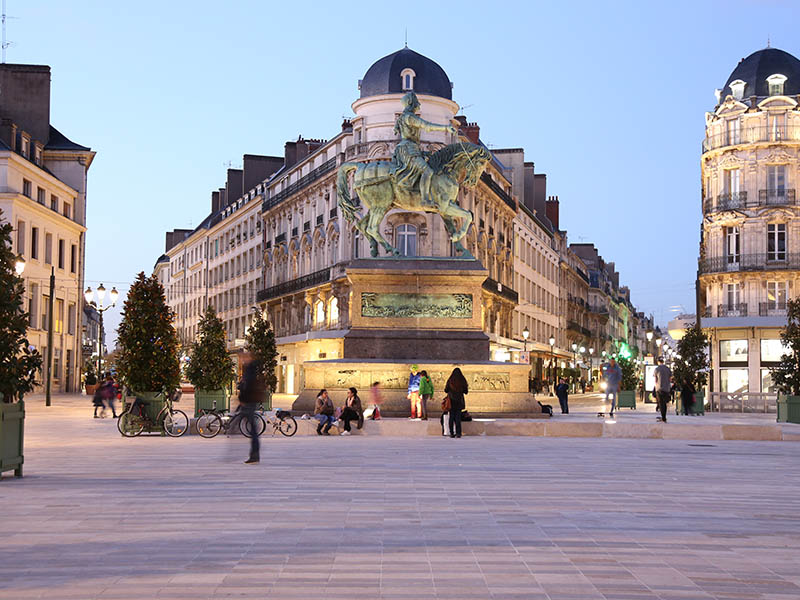 Place-du-Martroi-statue-Jeanne-d-Arc