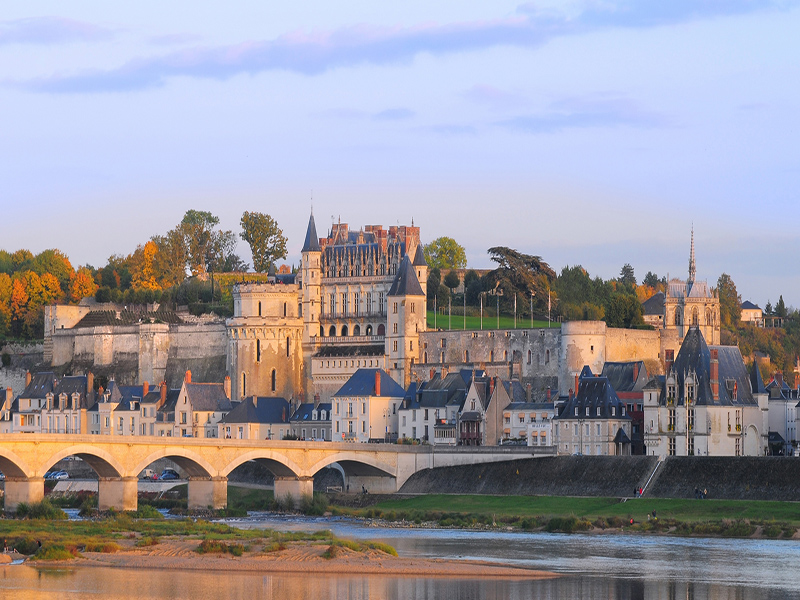 Le Château royal d'Amboise, depuis la rive nord de la Loire.